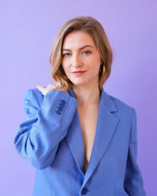 Ik ben niet bang om te zeggen dat ik veel geld wil verdienen. Maar de laatste tijd vraag ik me af: wanneer is het genoeg? 🤔

Vorige week deelde ik m'n cijfers van afgelopen kwartaal. Dat doe ik elke 3 maanden, maar deze keer voelde het anders.

Het was namelijk — na 2 sterke kwartalen — de eerste dit jaar die wat tegenviel.

Toch had ik afgelopen zomer best wat succes-momentjes:

👉🏼 Ik liet m'n laptop voor het eerst thuis tijdens vakantie
👉🏼 Genoot van leuke dingen met vrienden en familie
👉🏼 En was eindelijk niet 24/7 aan het werk

Iets wat het eerste halfjaar echt wel anders was. 

Ik koos dit kwartaal niet voor omzet, maar voor tijd.
En dat deed me goed. 

Maar toen ik m'n cijfers online deelde, voelde het tóch even alsof ik had gefaald.

Niet omdat ik dat zelf vond, maar omdat ik wist dat anderen dat zo zouden zien.

We meten succes nog steeds vaak in euro's.
💸 Verdien je meer dan een ton? Dan heb je een "legit" business.
💰 Draai je een miljoen en krijg je er een award voor? Dan heb je het "gemaakt."

Maar... hebben we het dan echt gemaakt?

Toen ik begon, droomde ik van €1000 per maand.
Toen dat lukte, wilde ik €5K.
Daarna €10K.
En nu: een ton per jaar 😅

Elke keer dat ik er was, schoof ik de lat weer op. 

Dus wanneer is het genoeg?
En komt dat punt ooit?

Misschien zijn we ook succesvol als we juist besluiten wat minder te verdienen. 
Als we kiezen voor rust. Voor plezier. Voor vrijheid.

En ja, natuurlijk willen we het liefst beide. 
Veel geld. Én veel vrijheid.

🧐 Maar ook dan vraag ik me af of je die lat blijft verschuiven of dat er een end-goal is.

Ik draaide dit kwartaal minder omzet dan gepland. 
Maar ik heb het ook nog nooit zó leuk gehad.

En hoe vervelend ik het ook vind om toe te geven: ik vind het verdomde moeilijk om dat als succes te zien 👀

⤵️ Hoe zie jij dat?