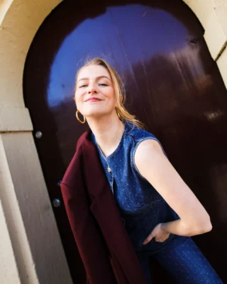 Terwijl je dit leest zit ik in Zuid-Afrika te genieten van (hopelijk) een zonnetje en met uitzicht op misschien wel een olifant of giraffe. Maar in alle eerlijkheid was ik misschien wel liever aan het werk geweest 👀

🤪 Grapje natuurlijk.

Ik zit hier meer dan dikke prima.

Maar ik heb deze post wel vast ingepland omdat ik je wil laten weten dat er volgende week iets heel tofs aan komt.

😍 Iets waar ik zo enthousiast over ben en waarvan ik zo graag wil dat het tip-top in orde is, dat ik er zelfs in m’n vakantie een beetje aan werk. (Sorry Jordi 🫶🏼)

Maandag maak ik het hier bekend!

🔥 Jullie gaan er 100% iets aan hebben én het is gratis.

Nou, als dat geen waanzinnig verkooppraatje is, dan weet ik het ook niet meer.

Wat denk jij dat het is? Je mag 3 keer raden in de comments 👇🏼